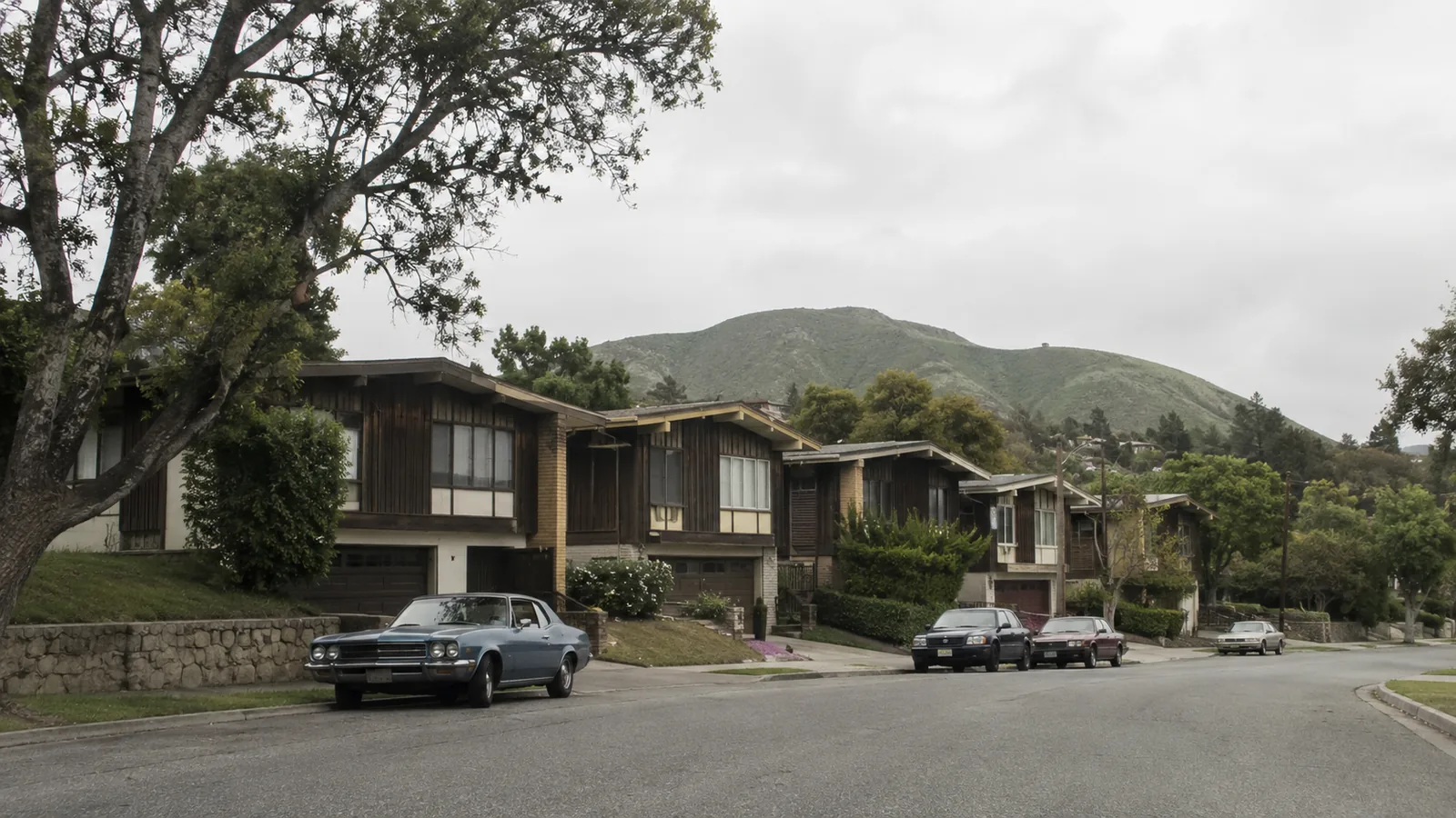 1970s split level houses with Green Mountain behind them in Lakewood, CO