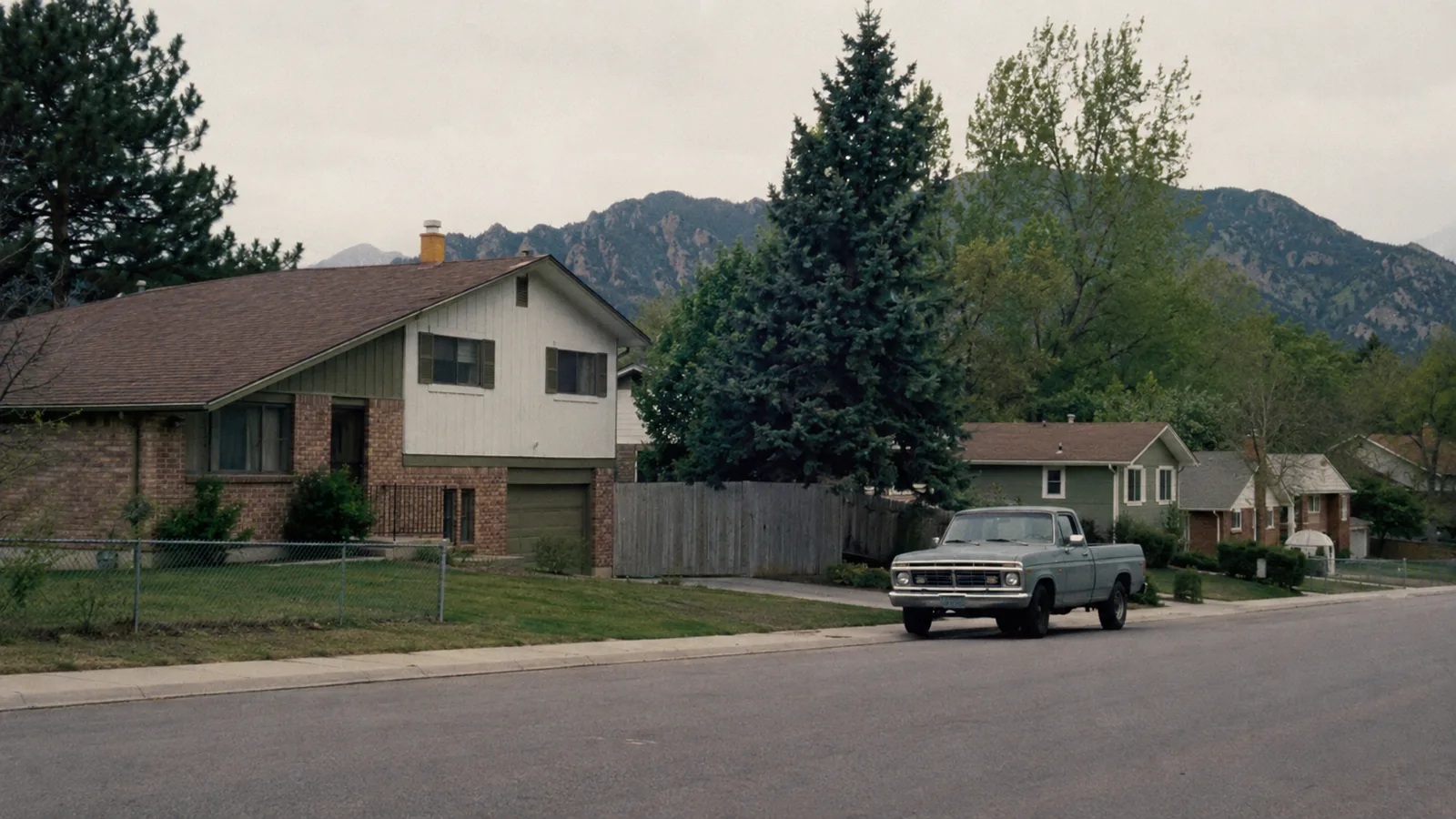 A street of 1970s ranch and split level houses in the Arvada, CO area with the foothills behind